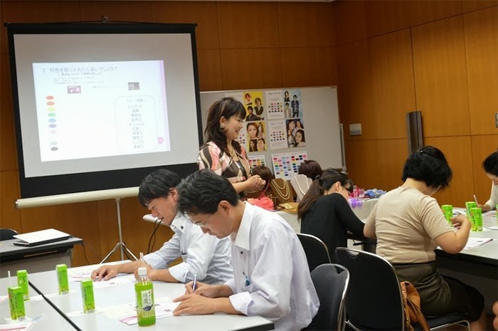 心をつかんで離さない人だけが知っている戦略的な色の取り入れ方を伝授します。美色ブランディングセミナー