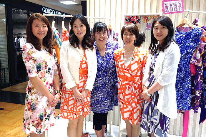 アトリスカラーコンシェルジュが100柄ある中から、ベストな一枚をお探しするお手伝いいたします。