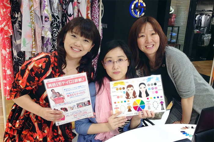 アトリスカラーコンシェルジュが100柄ある中から、ベストな一枚をお探しするお手伝いいたします。