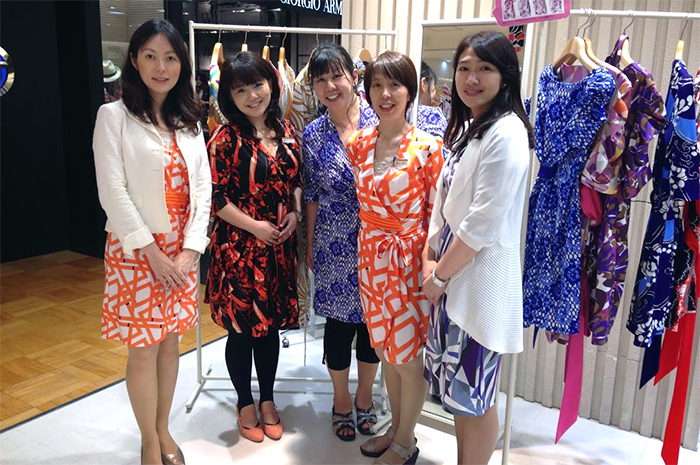 アトリスカラーコンシェルジュが100柄ある中から、ベストな一枚をお探しするお手伝いいたします。