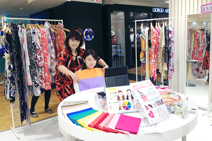 アトリスカラーコンシェルジュが100柄ある中から、ベストな一枚をお探しするお手伝いいたします。