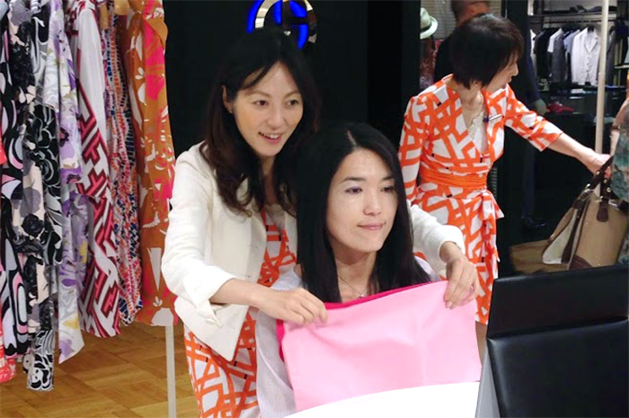 アトリスカラーコンシェルジュが100柄ある中から、ベストな一枚をお探しするお手伝いいたします。