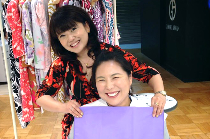 アトリスカラーコンシェルジュが100柄ある中から、ベストな一枚をお探しするお手伝いいたします。