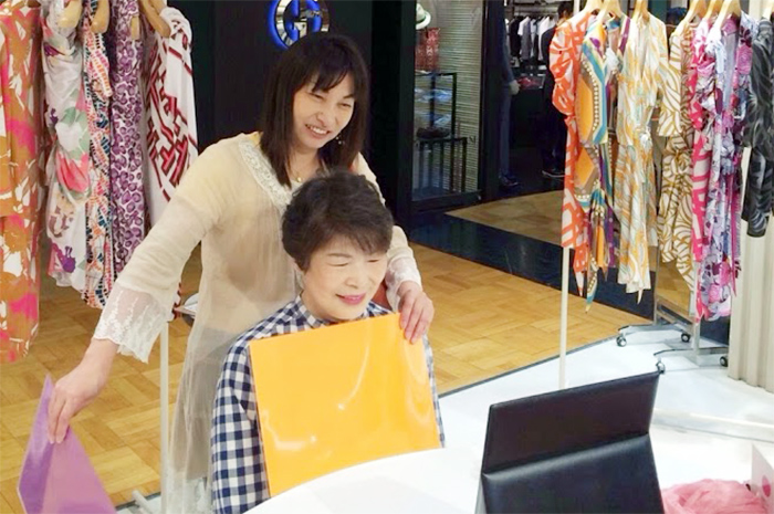 アトリスカラーコンシェルジュが100柄ある中から、ベストな一枚をお探しするお手伝いいたします。