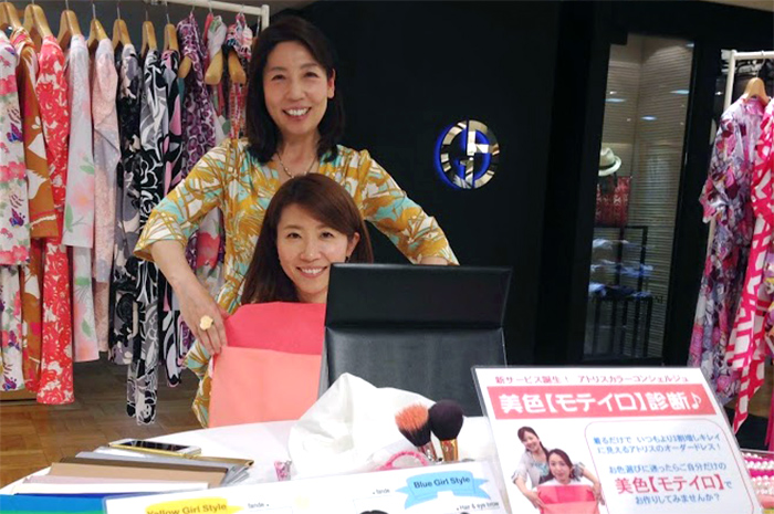 アトリスカラーコンシェルジュが100柄ある中から、ベストな一枚をお探しするお手伝いいたします。